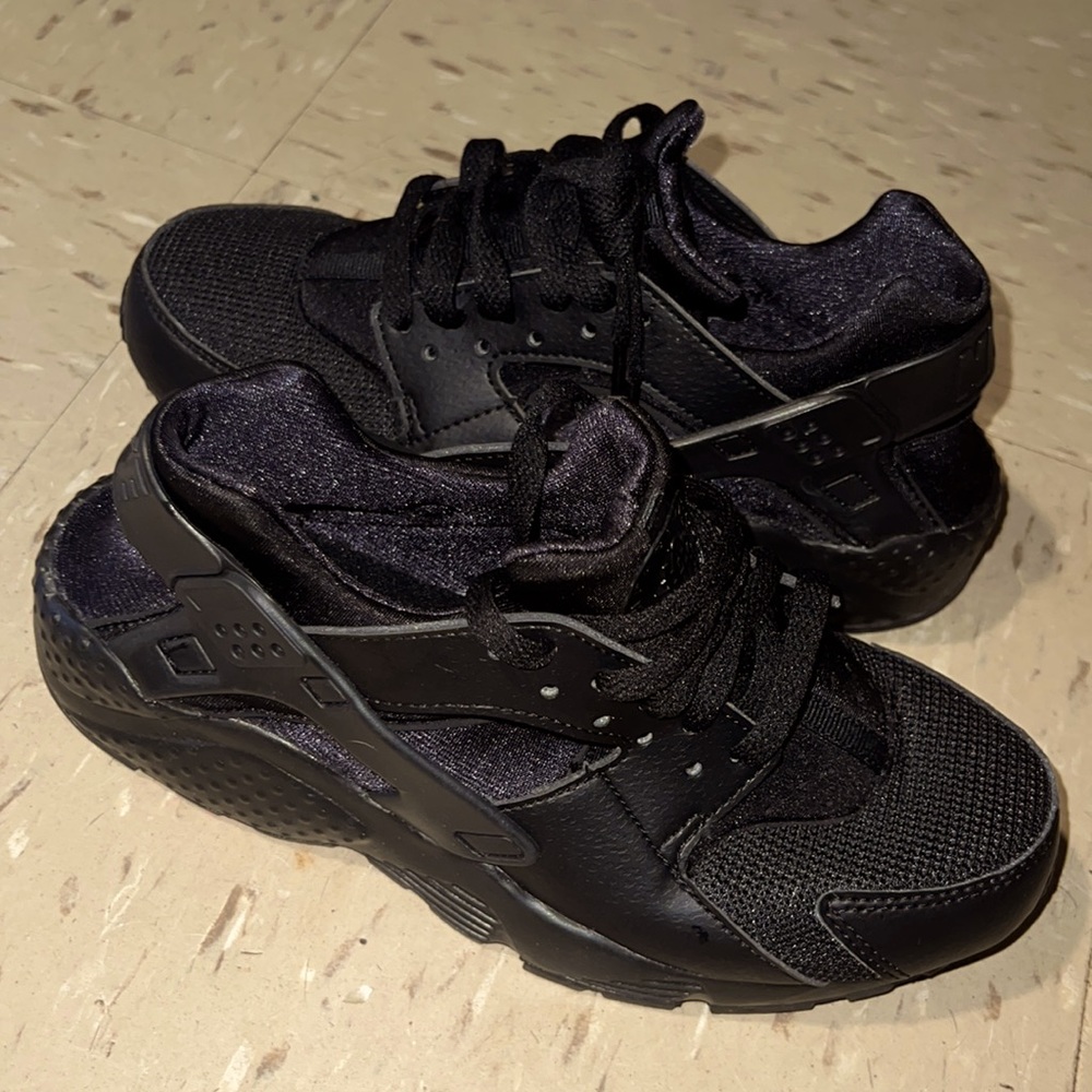 Boys huaraches BRAND NEW never worn before just don’t have box for them